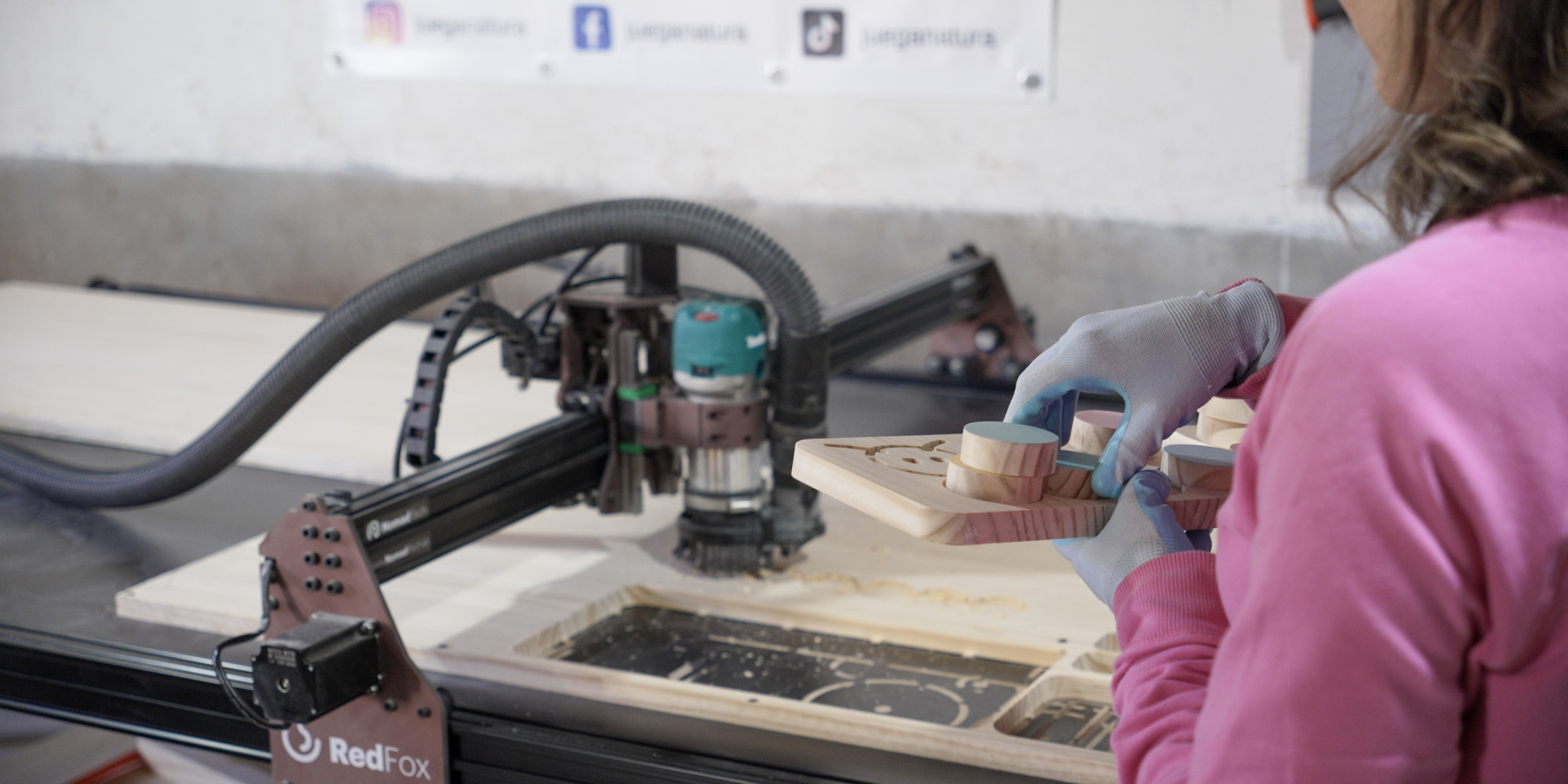 Sara supervisa el acabado de las piezas de madera, tras el proceso de fresado con Red Fox CNC